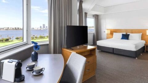 Relax after a long day exploring the city in a jacuzzi bath with exclusive bathroom amenities. The Junior Suite River View is the perfect place to unwind and recharge.